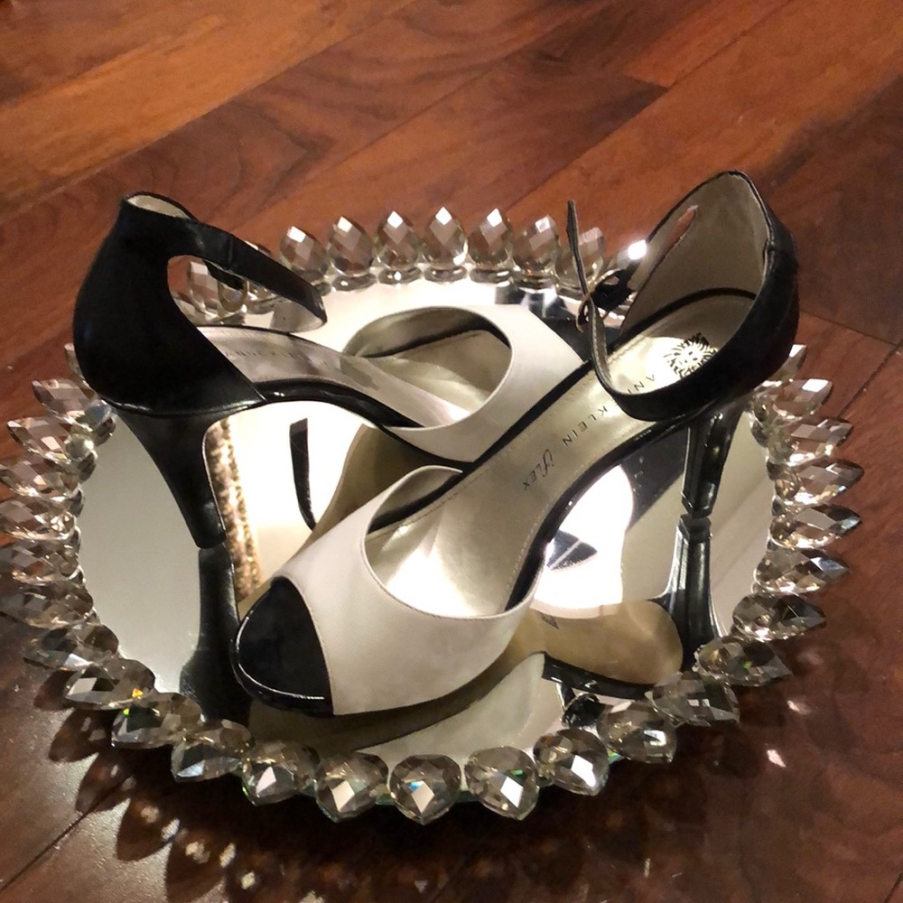 Size 9 black and white Anne Klein-grate condition